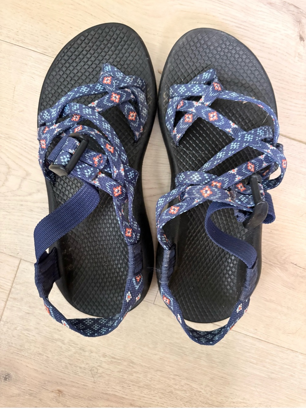 Chaco Navy Patterned Strappy Hiking Sandals Women’s Size 6